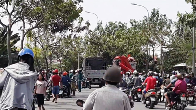 Video: Vây bắt kẻ ngáo đá nhảy cầu, leo lên nhà dân cố thủ - 1