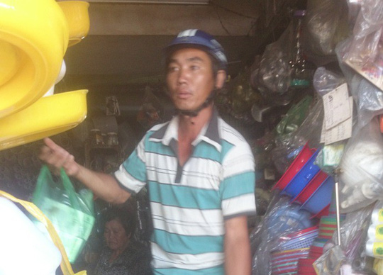 Đang đi vệ sinh, một phụ nữ bị cướp toàn bộ vàng đeo tay - 1