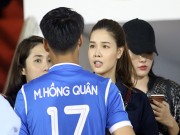 Bóng đá - Vợ xinh như hoa cổ vũ Mạc Hồng Quân thắng đội &quot;cò Đại&quot;