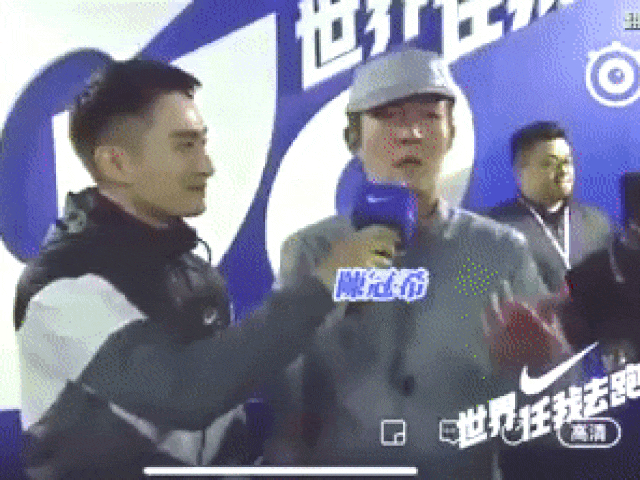 Trần Quán Hy bất ngờ bị cảnh sát dẫn đi khi đang lên sóng trực tiếp