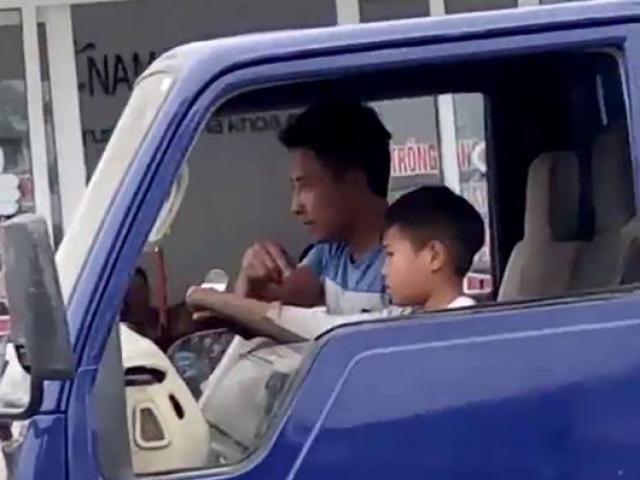 Clip: Bé trai lái xe tải chạy bon bon trên phố, người dân hết hồn