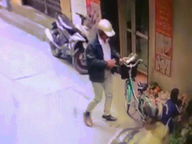 Media - Người đàn ông làm "ảo thuật", móc ví trước mặt cô gái trong tích tắc