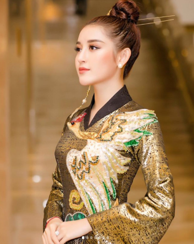 Cô đẹp một phần cũng nhờ thần thái tự tin toát ra từ ánh mắt.