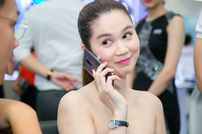 Ngọc Trinh xách túi bạc tỉ đi mua điện thoại - 2