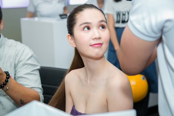Ngọc Trinh xách túi bạc tỉ đi mua điện thoại - 5