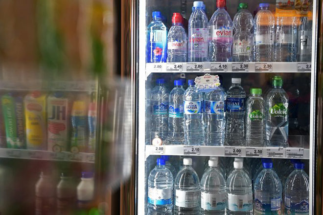WHO cần kiểm định nước đóng chai bị cáo buộc nhiễm sợi nhựa siêu nhỏ - 1