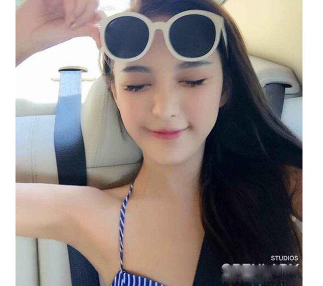 Trang cá nhân của Vicky ngập tràn những món hàng hiệu đắt đỏ đến từ các thương hiệu hàng đầu thế giới như Chanel, Gucci, LV...