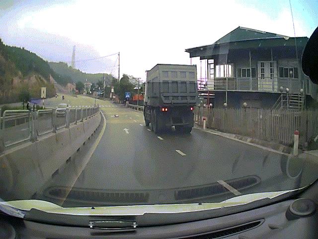 Thế giới - Em bé Việt Nam bò ngang đường cao tốc lên báo Anh