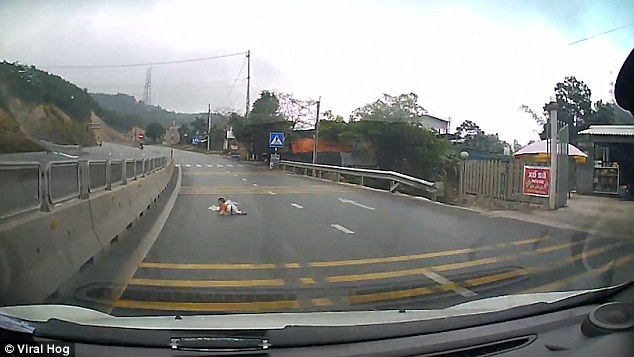Em bé Việt Nam bò ngang đường cao tốc lên báo Anh - 1