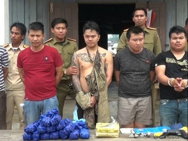 Pháp luật - Mang theo súng đạn để bảo vệ ô tô chở lượng ma túy "khủng"