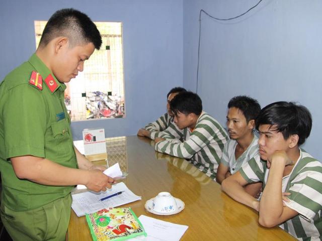 Pháp luật - Công an đột kích sới xóc đĩa, nhiều con bạc đạp cửa tháo chạy