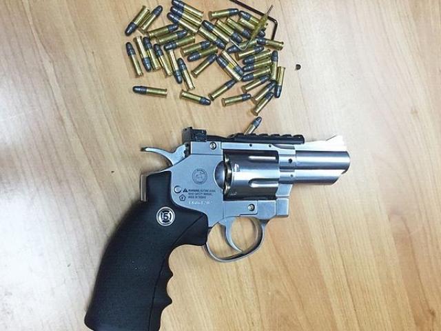 Pháp luật - Người đàn ông mang theo nhiều súng đạn tại sân bay Nội Bài