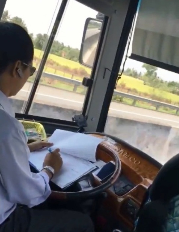 Tài xế xe khách “dán” mắt ghi chép sổ sách, phóng như bay trên đường - 1