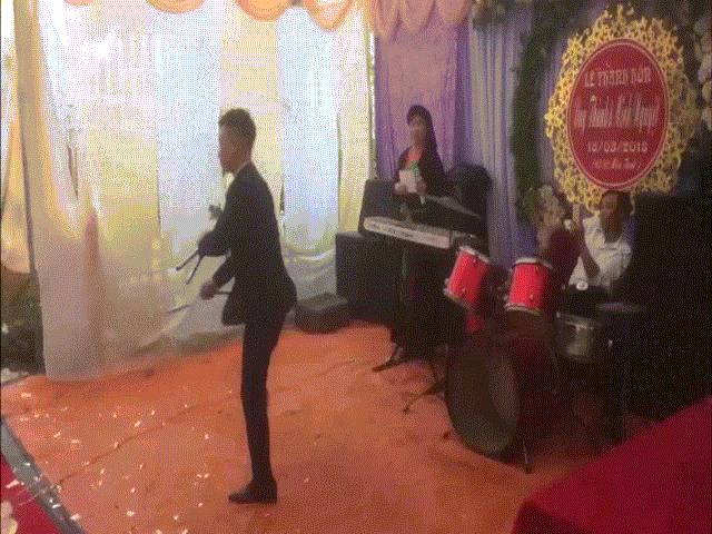 Bạn trẻ - Cuộc sống - Chú rể múa côn điệu nghệ khiến quan khách trố mắt