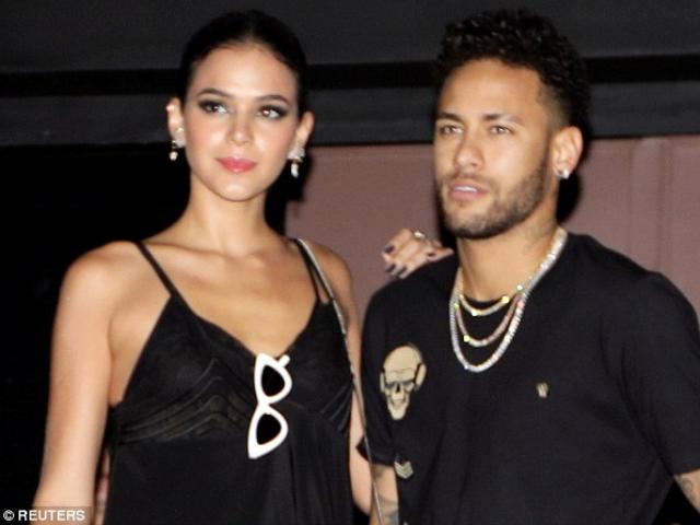 Neymar què chân, “quẩy” tưng bừng bên mỹ nữ: Ham vui dễ lỡ hẹn World Cup