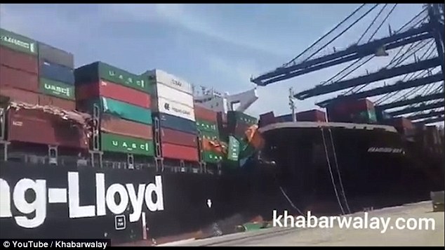 Video: Hai tàu chở hàng cực lớn đâm nhau, container rơi lả tả - 1