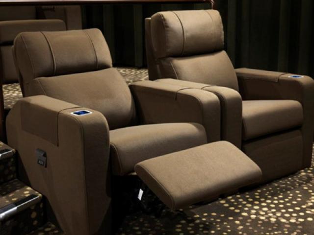 Phim - Hy hữu: Khán giả qua đời vì bị kẹp đầu vào ghế xem phim