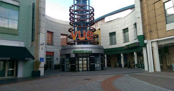 Hy hữu: Khán giả qua đời vì bị kẹp đầu vào ghế xem phim - 1