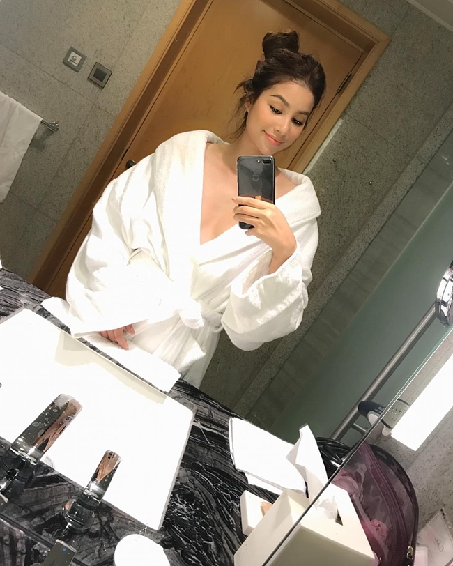 Hoa hậu Hoàn vũ Việt Nam khoe ảnh selfie trong nhà tắm.