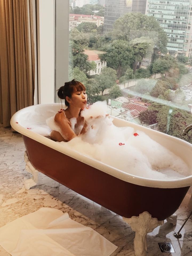 Hà Anh là một trong những chân dài bận rộn với lịch công tác dày đặc. Mỗi lần tới địa điểm mới chụp hình hay làm việc, cô đều được bố trí ở khách sạn hạng sang. Người mẫu Hà thành còn có thói quen &#34;nghiện&#34; chụp ảnh selfie trong nhà tắm khách sạn. Các bức ảnh Hà Anh đăng tải đều nhận được sự quan tâm và tò mò của người hâm mộ.