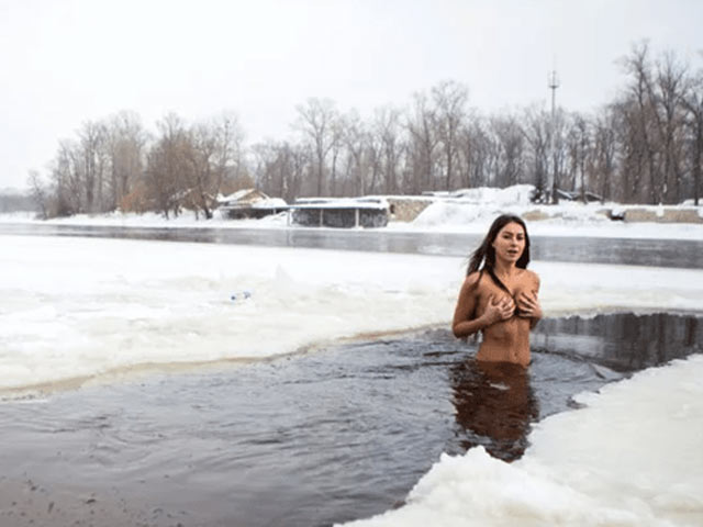 Bí quyết làm đẹp - Người phụ nữ đắm mình trần trong sông băng để trẻ mãi không già