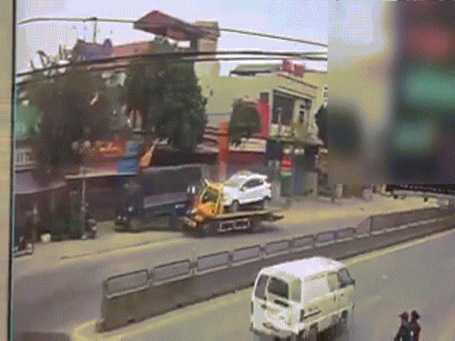 Xe cứu hộ tông đuôi xe tải rồi lao vào nhà dân, 3 người nhập viện