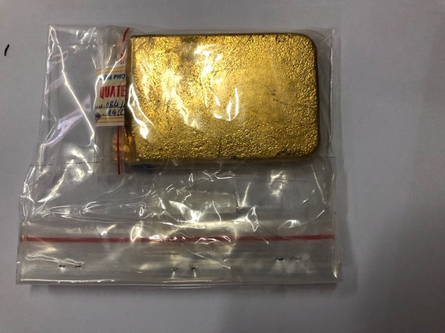 Thỏi vàng “khủng” trong vali ở sân bay Tân Sơn Nhất - 1