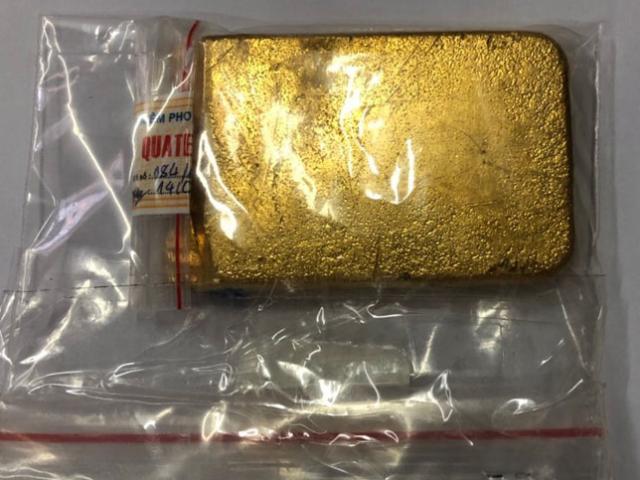 Thỏi vàng “khủng” trong vali ở sân bay Tân Sơn Nhất