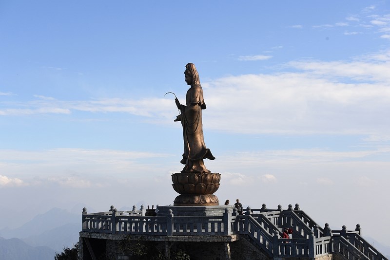 ‘Lạc bước’ trước hình ảnh tâm linh trên đỉnh Fansipan - 9