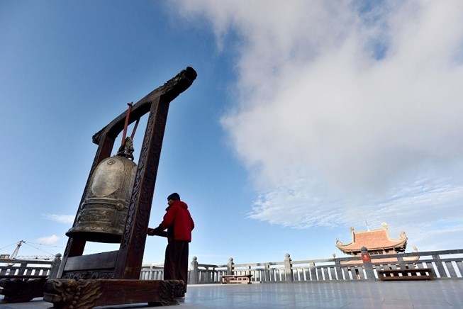 ‘Lạc bước’ trước hình ảnh tâm linh trên đỉnh Fansipan - 10