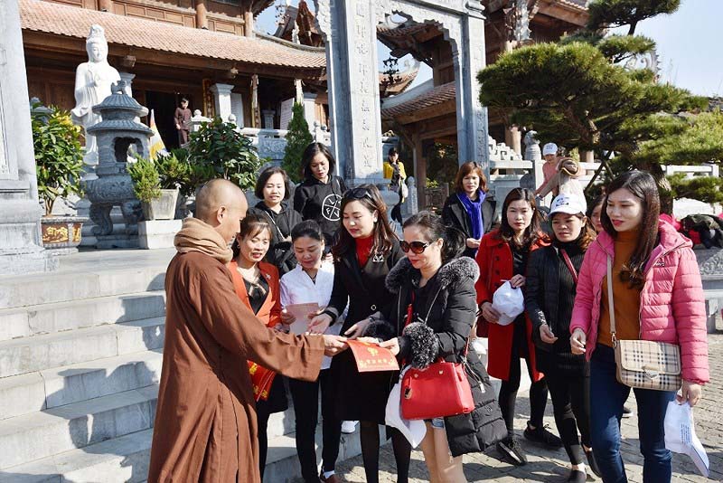 ‘Lạc bước’ trước hình ảnh tâm linh trên đỉnh Fansipan - 11