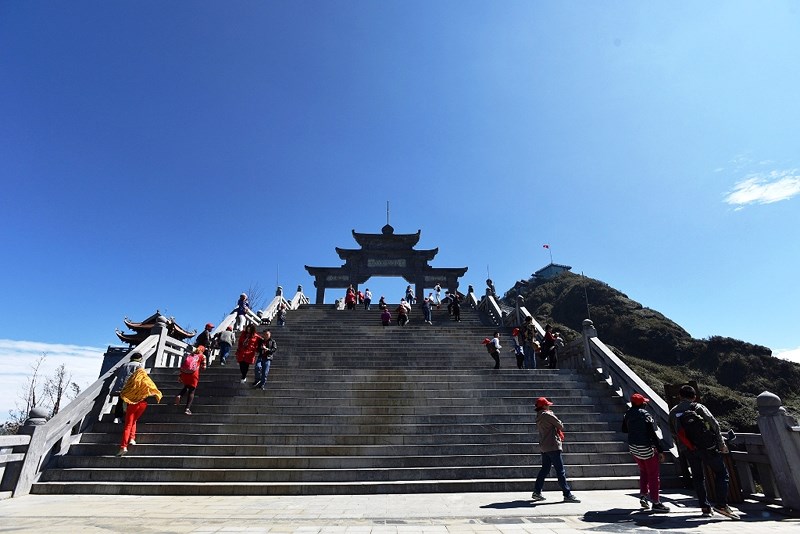 ‘Lạc bước’ trước hình ảnh tâm linh trên đỉnh Fansipan - 2