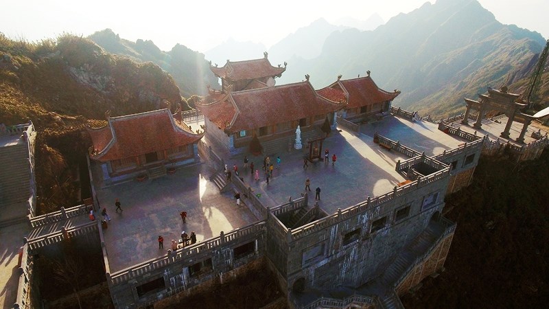 ‘Lạc bước’ trước hình ảnh tâm linh trên đỉnh Fansipan - 3