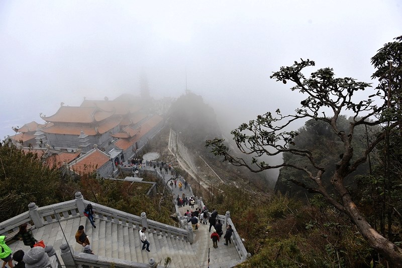 ‘Lạc bước’ trước hình ảnh tâm linh trên đỉnh Fansipan - 5
