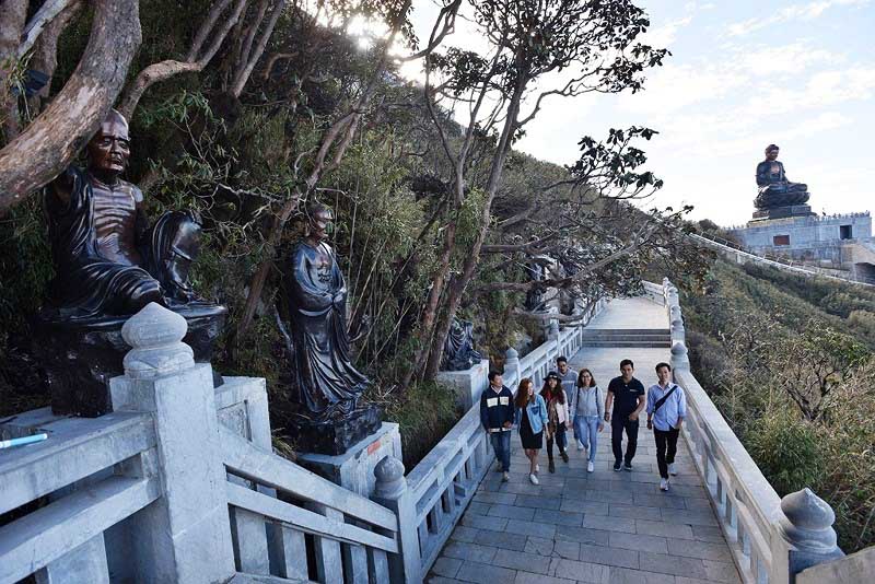 ‘Lạc bước’ trước hình ảnh tâm linh trên đỉnh Fansipan - 7