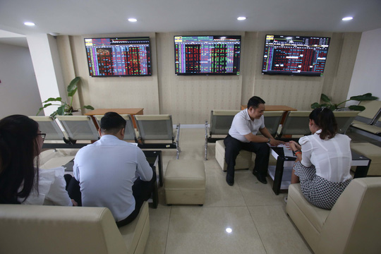 VN-Index vượt mức đỉnh lịch sử 1.170 điểm - 1