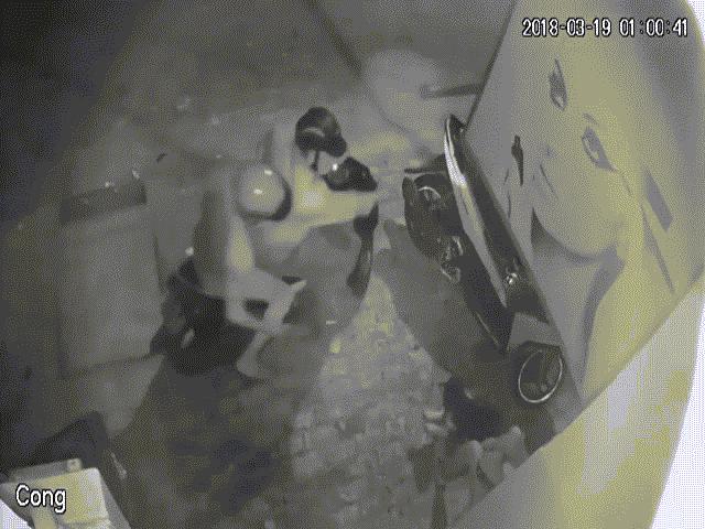 Pháp luật - 2 đối tượng táo tợn cướp chó, kéo lê cả "khổ chủ" trên đường