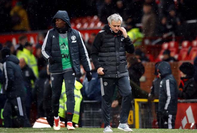 Tiết lộ biến ở MU: Mourinho giận vì bị Pogba tự tiện… cầm tay - 1