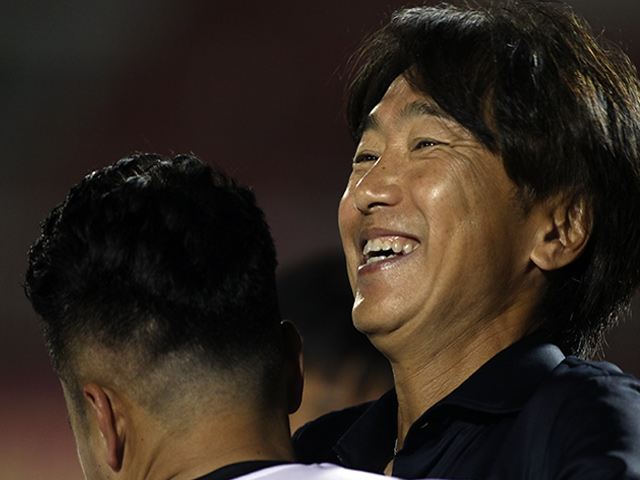 "Ronaldo Việt Nam" tỏa sáng ở đội Công Vinh, HLV Miura cười tươi khen