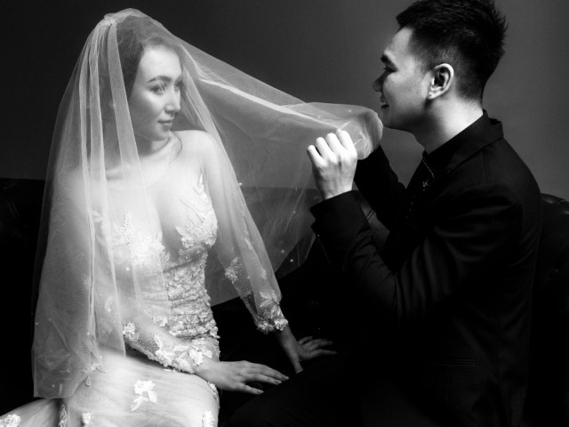 Khắc Việt khoe ảnh cưới bên cô dâu DJ nóng bỏng