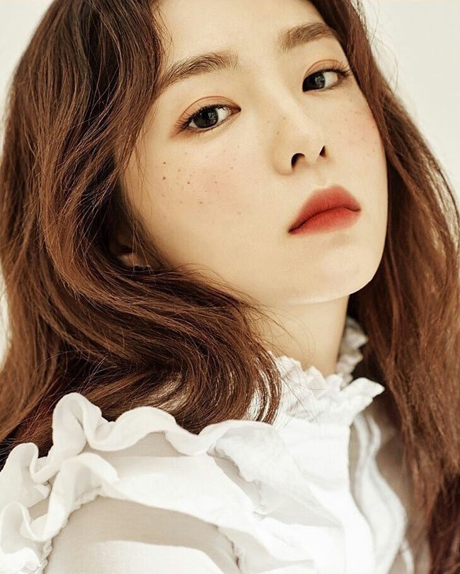 Cô được mệnh danh là nữ thần đại diện cho nhan sắc của nhóm Red Velvet - nhóm nhạc nổi tiếng Hàn Quốc với dàn gái xinh hát hay, nhảy đẹp.&nbsp;