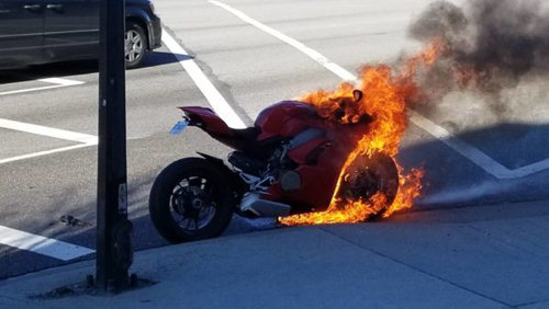 Siêu xe Ducati Panigale V4 bị &#34;bà hỏa&#34; viếng thăm - 1