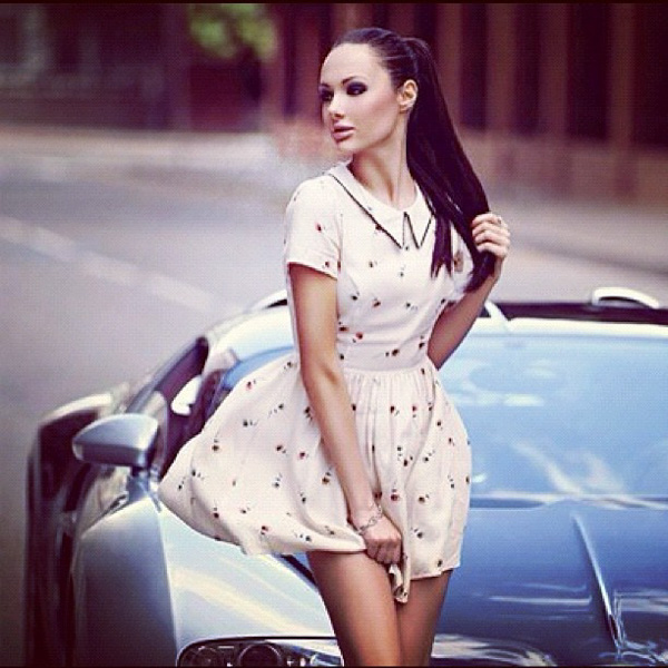 Những cô nàng gợi cảm làm "tan chảy" siêu xe - 3