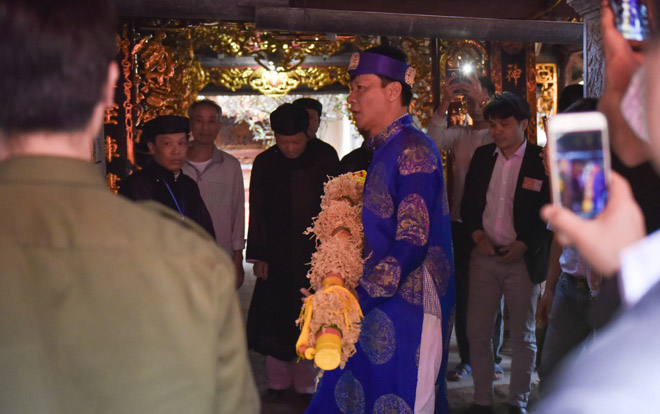 Bóp cổ, đấm nhau chảy máu mồm trong lễ hội giằng bông ở Hà Nội - 4