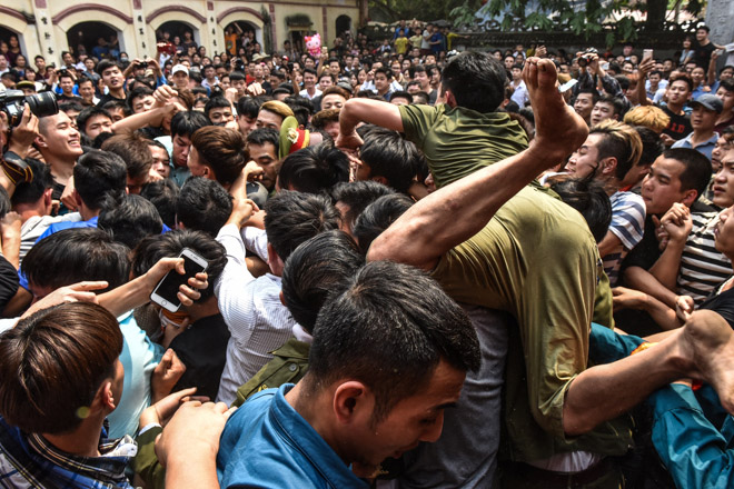 Bóp cổ, đấm nhau chảy máu mồm trong lễ hội giằng bông ở Hà Nội - 5