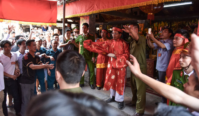 Bóp cổ, đấm nhau chảy máu mồm trong lễ hội giằng bông ở Hà Nội - 2