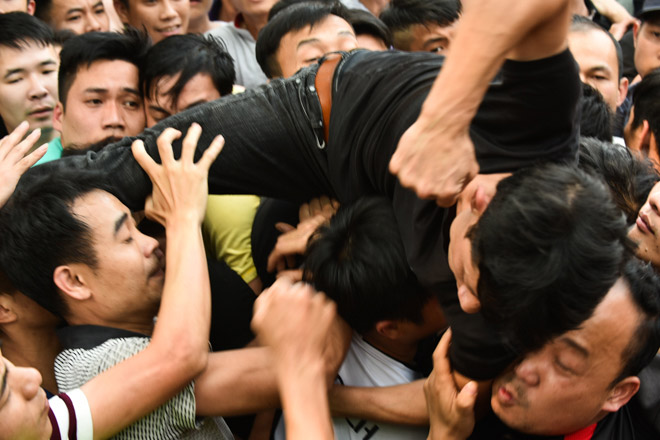 Bóp cổ, đấm nhau chảy máu mồm trong lễ hội giằng bông ở Hà Nội - 7