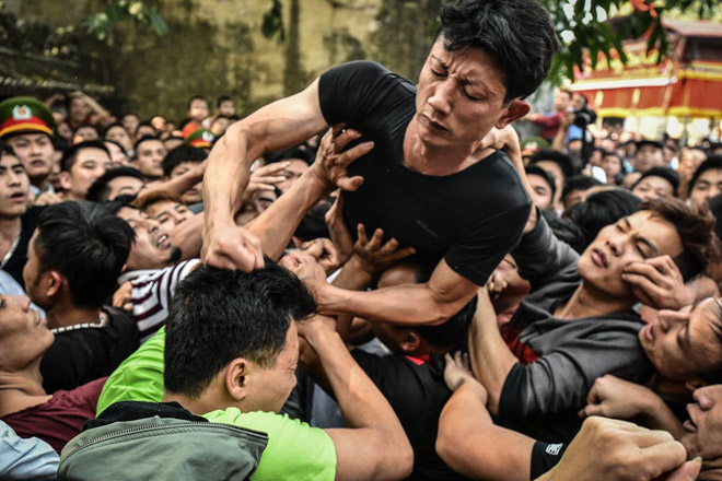 Bóp cổ, đấm nhau chảy máu mồm trong lễ hội giằng bông ở Hà Nội - 6