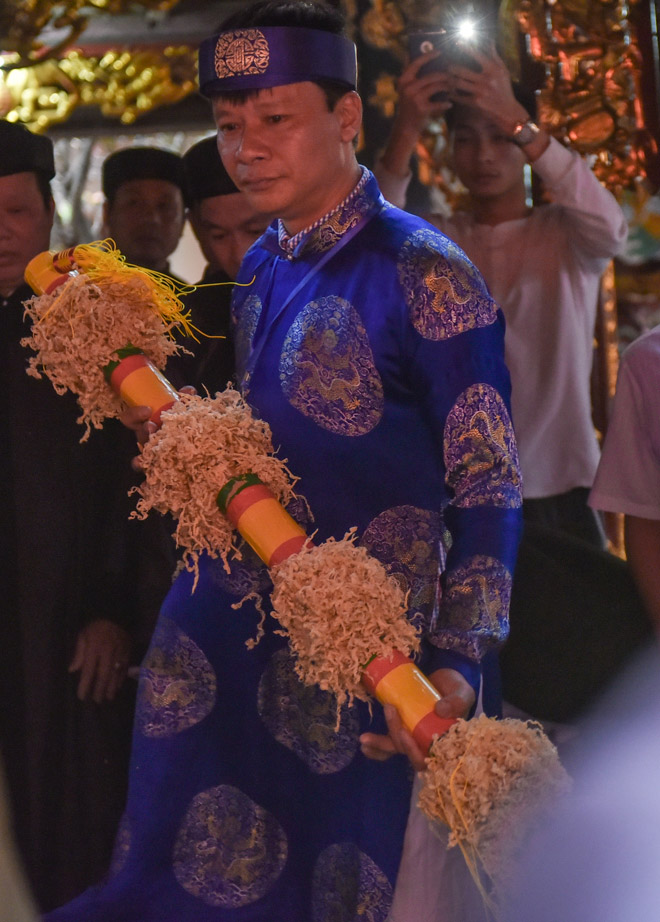 Bóp cổ, đấm nhau chảy máu mồm trong lễ hội giằng bông ở Hà Nội - 3