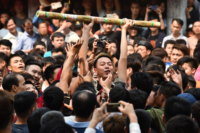 Bóp cổ, đấm nhau chảy máu mồm trong lễ hội giằng bông ở Hà Nội - 12